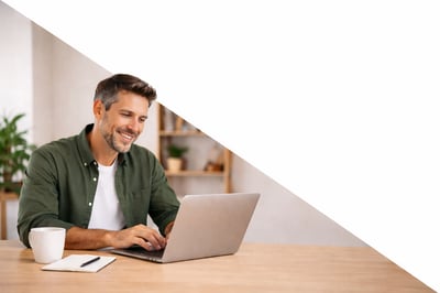 Man kijkend naar laptop_popup